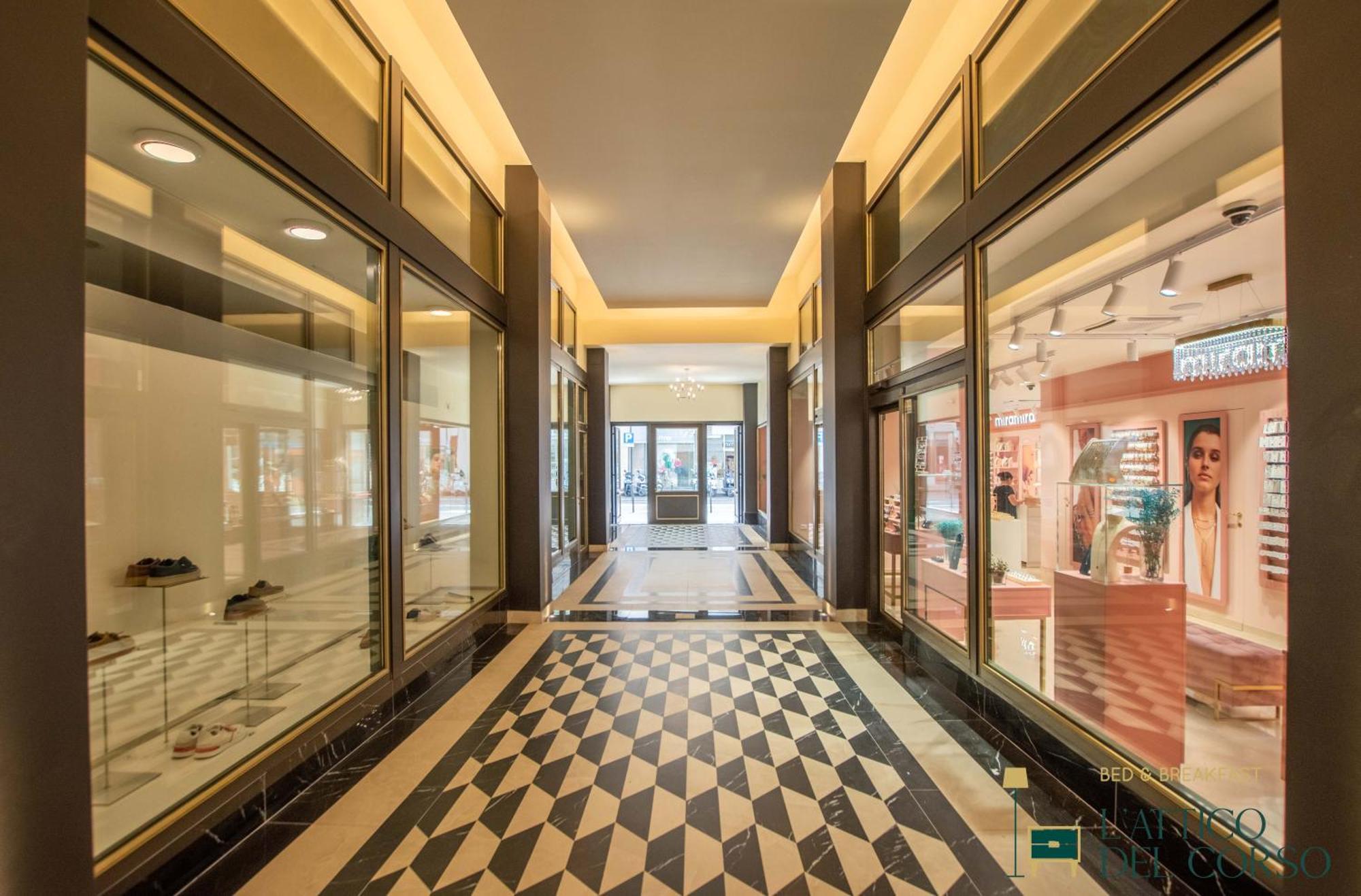 Apartamento L'Attico Del Corso Trieste Exterior foto